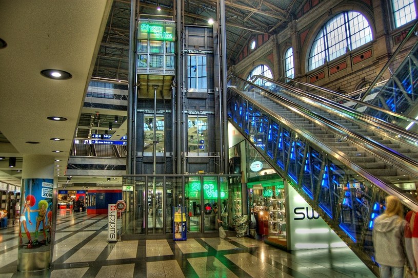 Dworzec kolejowy w Wiedniu oferuje podróżnych dużo udogodnień takich jaki windy, ruchome schody i mnóstwo punktów usługowych /Toni/CC BY-SA 2.0 Deed (https://creativecommons.org/licenses/by-sa/2.0/deed.en) /Wikimedia