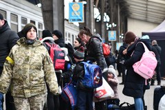Dworzec kolejowy we Lwowie. Uchodźcy przed odjazdem pociągu do Przemyśla