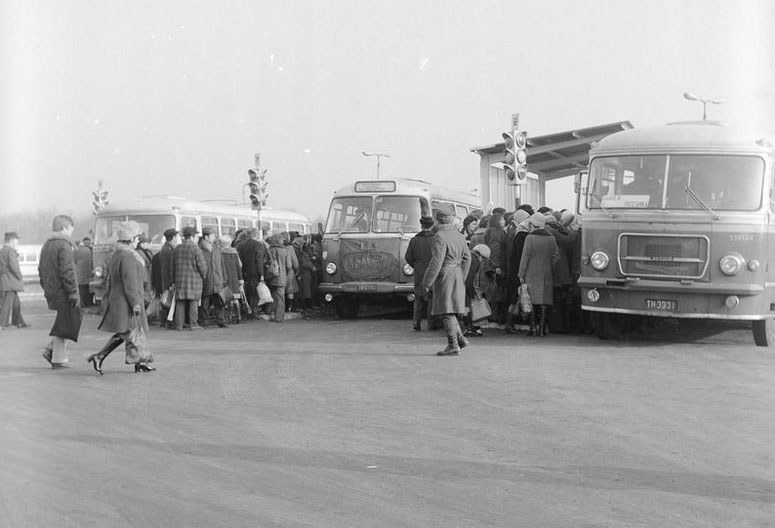Dworzec PKS w Garwolinie w 1974 roku. Z lewej i prawej autobusy San H100. W środku autobus Jelcz 021 /Z archiwum Narodowego Archiwum Cyfrowego