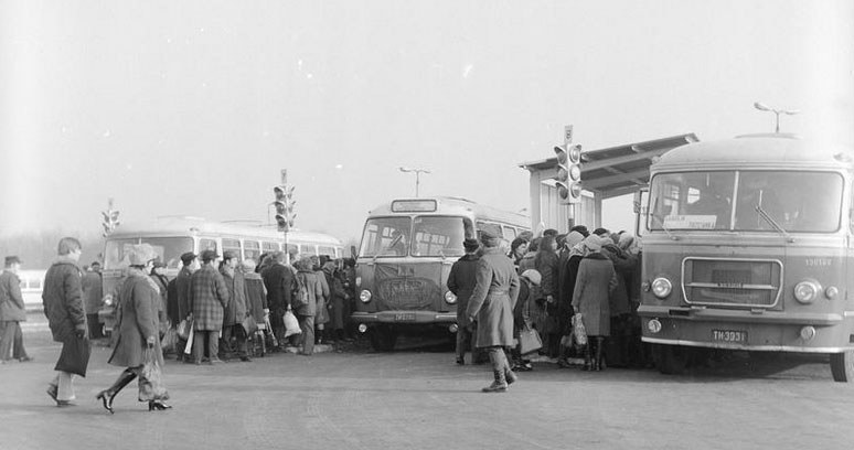 Dworzec PKS w Garwolinie w 1974 roku. Z lewej i prawej autobusy San H100. W środku autobus Jelcz 021 /Z archiwum Narodowego Archiwum Cyfrowego