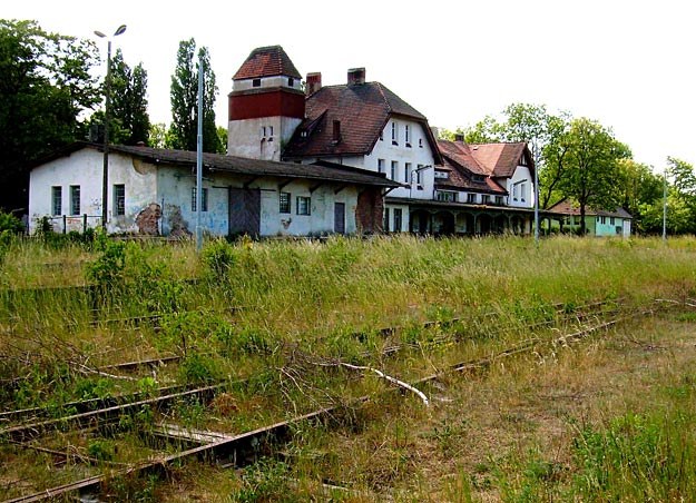 Dworzec w Połczynie Zdroju niszczeje. Ostatni pociąg pasażerski pojawił się tu w latach 90. XX w. /Odkrywca