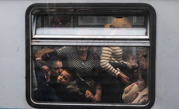 Dworzec w Przemyślu pełen uchodźców z Ukrainy. "Przywieźliśmy tu dzieci, żeby je ocalić"