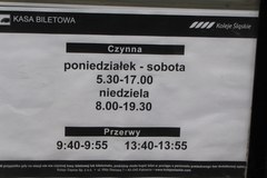 Dworzec w Raciborzu w opłakanym stanie, działa tylko jedna kasa