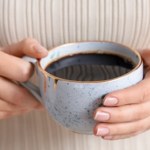 Dwucyfrowe podwyżki cen kawy, promocji coraz mniej. Co czeka konsumentów?