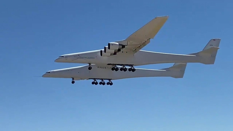 Dwukadłubowy Stratolaunch Roc, to samolot o największej wśród wszystkich latających maszyn rozpiętości skrzydeł. To on uniósł w powietrze pojazd Talon-A /East News