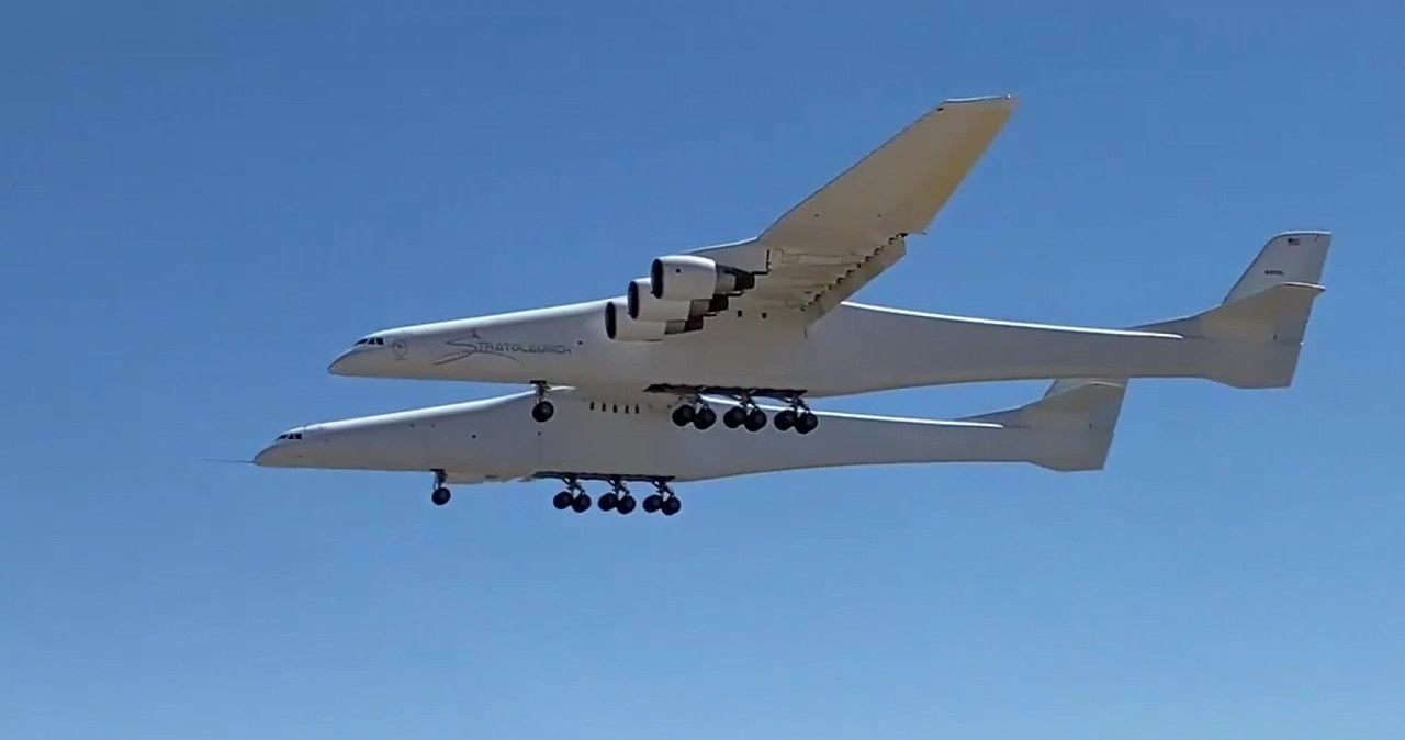 Dwukadłubowy Stratolaunch Roc, to samolot o największej wśród wszystkich latających maszyn rozpiętości skrzydeł. To on uniósł w powietrze pojazd Talon-A /East News