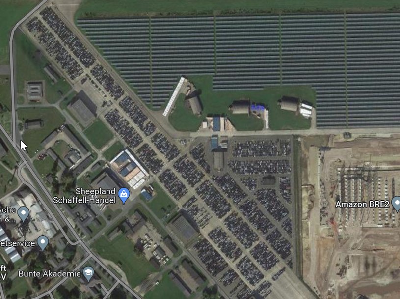 Dwukilometrowy pas startowy nieczynnego lotniska zajęty przez samochody. /Mapy Google/zrzut ekranu /