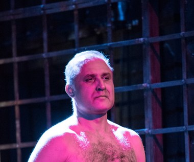 Dwukrotnie - raz na kinowym ekranie, raz na teatralnej scenie - oglądaliśmy Bluszcza w roli kata.

"W filmie 'Czerwony pająk' reżyser Marcin Koszałka nie kombinował za bardzo i po prostu zwrócił się do mnie. Podobnym tropem poszła Agata Duda-Gracz, twórczyni spektaklu 'Mary Stuart' w warszawskim Teatrze Ateneum (na zdjęciu). W tym przypadku jest to dla mnie także test na wytrzymałość - kat stoi w miejscu przez równe dwie godziny, dosłownie bez ruchu, po czym... czyni swą powinność" - mówił aktor w jednym z wywiadów.