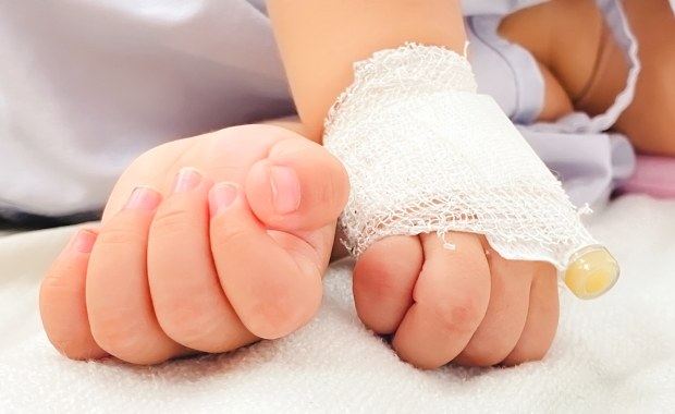 Dwulatek wpadł do przydomowego basenu. Głęboka hipotermia i zatrzymanie krążenia