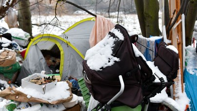 ​Dwulatka, która mieszkała z matką w namiocie, trafi do ojca