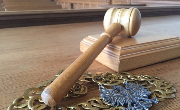 Dwulatka przeszkadzała ojczymowi w grze, pchnął ją na futrynę. Są prawomocne wyroki