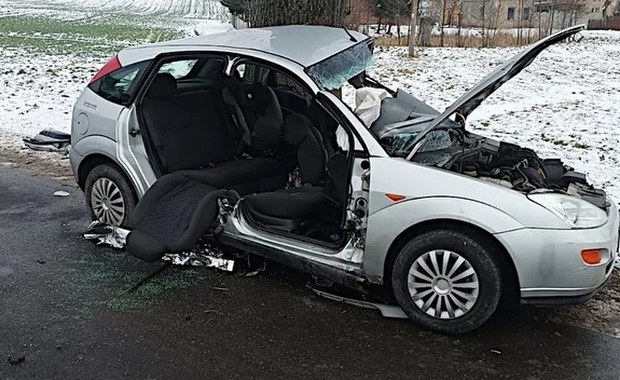 Dwulatka wypadła przez okno, miała niezapięte pasy. Policja publikuje nagranie