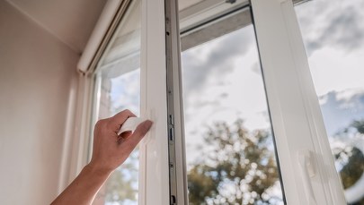 Dwuletni chłopiec na parapecie okna. Rodzice pod wpływem narkotyków 