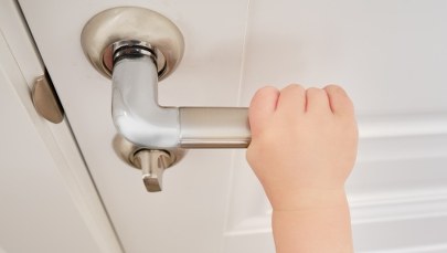 Dwuletnia bohaterka. Zaalarmowała, że z mamą dzieje się coś złego