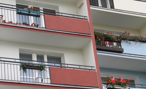 Dwuletnie dziecko wypadło z piątego piętra bloku w Sosnowcu  