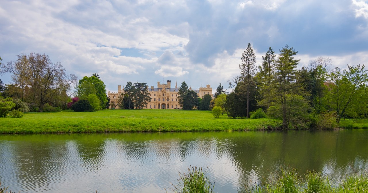 Dwustuhektarowy park otaczający lednicki pałac to idealne miejsce do spacerów i odpoczynku /Pixel
