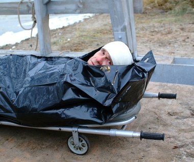 Dyblik otrzymuje niemal wyłącznie drugoplanowe role.

- Kiedyś miałem z tym duży problem. To wynik moich kompleksów, niskiej samooceny. Szeregowiec, który ma poczucie, że nosi w plecaku buławę. W pewnym momencie uświadomiłem sobie jednak, że na którym planie bym nie był i w którym rzędzie bym nie stał, to płacą mi coraz więcej. W przeciwieństwie do większości ludzi z tej branży jestem chytry na pieniądze. Z drugiej strony wiem, że zawodowe sukcesy mi ogromnie szkodzą... - aktor przyznawał w jednym z wywiadów.

 