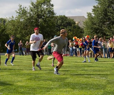 Dylan O'Brien, Vince Vaughn i Owen Wilson w scenie z filmu "Stażyści"