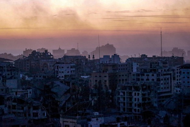 Dym i kurz unoszące się nad północną Strefą Gazy po izraelskich nalotach /MOHAMMED SABER  /PAP/EPA