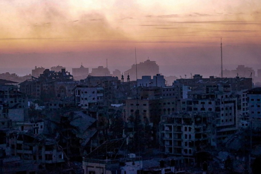 Dym i kurz unoszące się nad północną Strefą Gazy po izraelskich nalotach /MOHAMMED SABER  /PAP/EPA