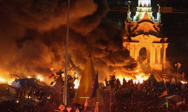 Dym i ogień na Euromajdanie /PAP/EPA/IGOR KOVALENKO /PAP/EPA