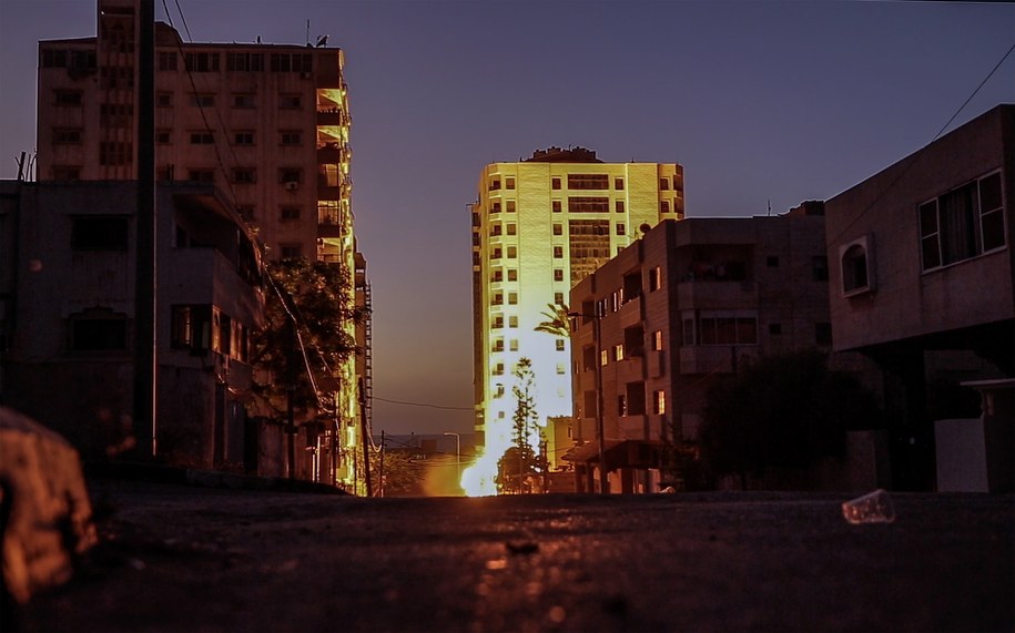 Dym i płomienie widoczne z daleka, po tym, jak jedna z rakiet spadła w pobliżu wieży Hanadi w Strefie Gazy /MOHAMMED SABER  /PAP/EPA