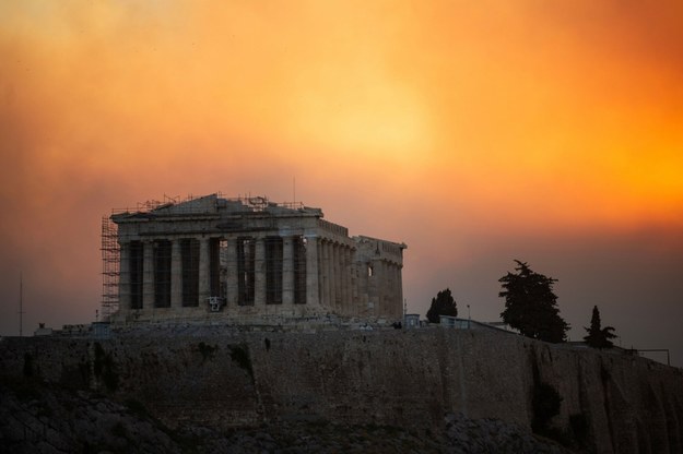 Dym na Partenonem. 12.08.2024 r. /ANGELOS TZORTZINIS/AFP/East News /AFP