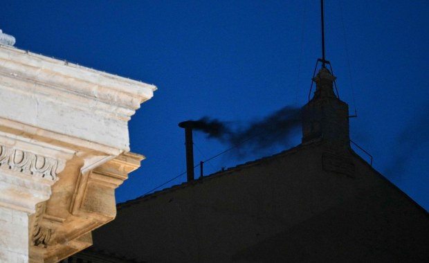 Dym nad Kaplicą Sykstyńską. Pierwsze głosowanie konklawe za nami