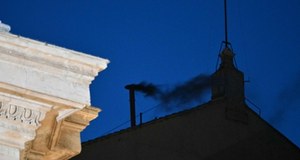 Dym nad Kaplicą Sykstyńską. Pierwsze głosowanie konklawe za nami