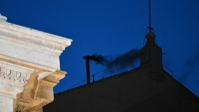 Dym nad Kaplicą Sykstyńską. Pierwsze głosowanie konklawe za nami