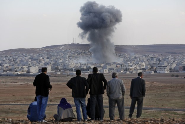 Dym nad miastem Kobane w Syrii /SEDAT SUNA /PAP/EPA