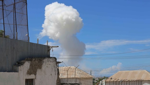 Dym nad Mogadiszu. /SAID YUSUF WARSAME /PAP/EPA