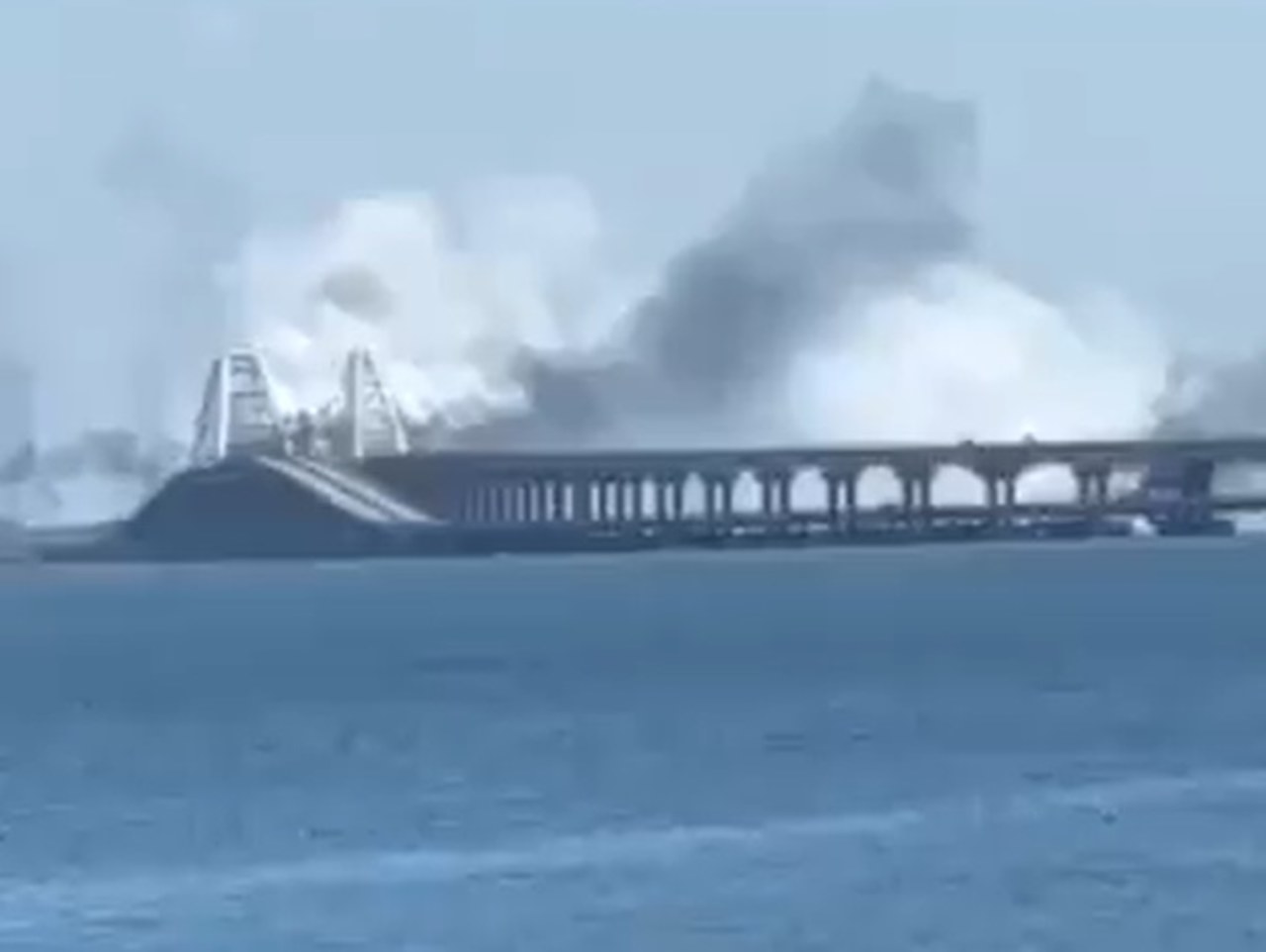 Dym nad mostem Krymskim. Rosjanie mówią o próbie ataku