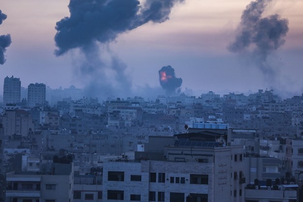 Dym nad Strefą Gazy po izraelskim bombardowaniu /HAITHAM IMAD /PAP/EPA