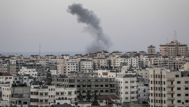 Dym nad strefą Gazy /MOHAMMED SABER  /PAP/EPA