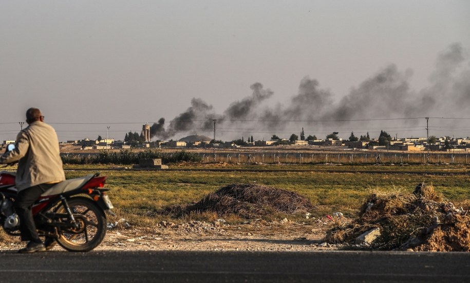 Dym nad syryjsko-turecką granicą. /SEDAT SUNA /PAP/EPA