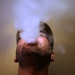Dym papierosowy zwiększa tempo namnażania bakterii