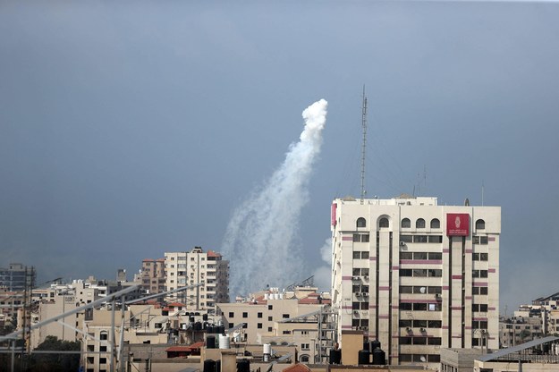 Dym po izraelskim nalocie na Strefę Gazy 11 października. Według palestyńskiej dyplomacji Izrael użył bomb fosforowych. /	AA/ABACA /PAP/EPA