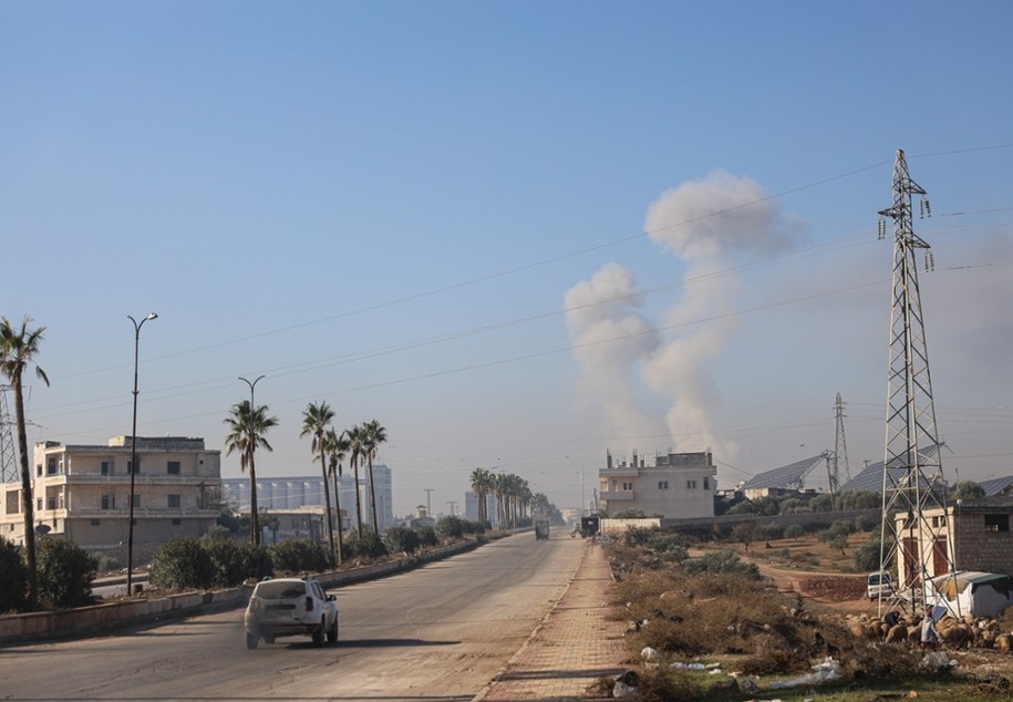 Dym po nalocie na miasto Idlib. 01.12.2024 r. /MOHAMMED AL-RIFAI /PAP/EPA