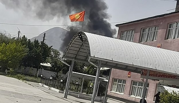 Dym po tadżyckim ostrzale w Batkenie //KYRGYZ EMERGENCIES MINISTRY /PAP/EPA