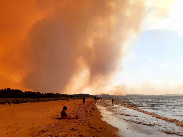 Dym powstały w skutek pożarów na australijskiej plaży /Abaca /PAP/Abaca