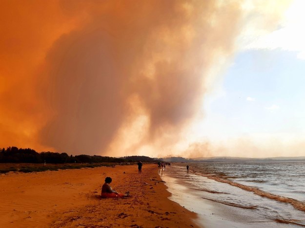 Dym powstały wskutek pożarów widoczny na australijskiej plaży /Abaca /PAP/Abaca