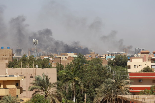 Dym unosi się nad budynkami po atakach w stolicy Sudanu /STRINGER /PAP/EPA