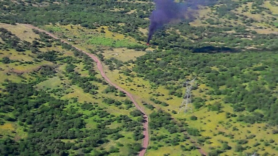 Dym unosi się nad miejscem, w którym spadł zestrzelony przez gangsterów policyjny śmigłowiec /STR /PAP/EPA