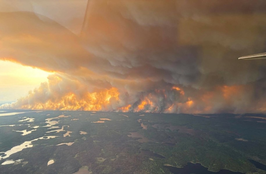 Dym unosi się nad pożarem lasu w okolicach Flin Flon w Manitobie /Abaca /East News