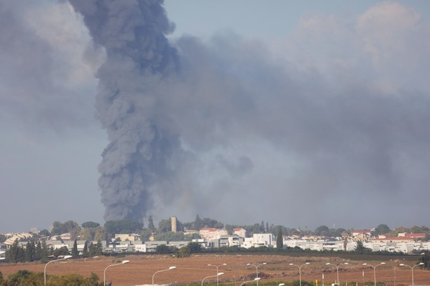 Dym unoszący się nad Gederą /ABIR SULTAN /PAP/EPA