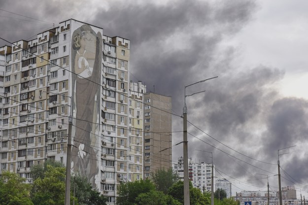 Dym unoszący się nad Kijowem po niedzielnych eksplozjach /OLEG PETRASYUK /PAP/EPA