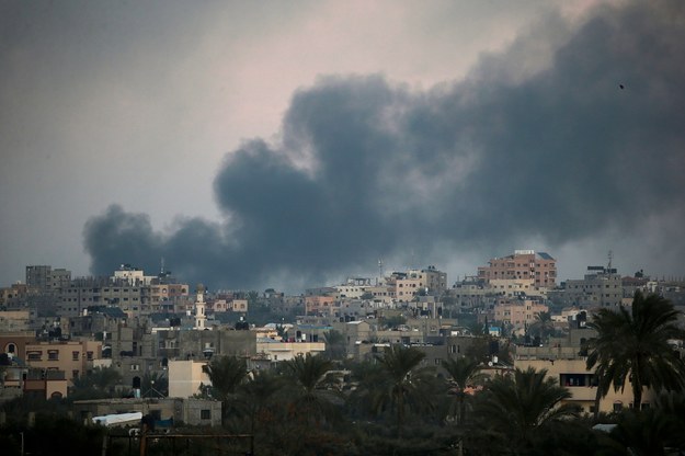 Dym unoszący się nad Strefą Gazy po izraelskim ataku powietrznym /MOHAMMED SABER  /PAP/EPA