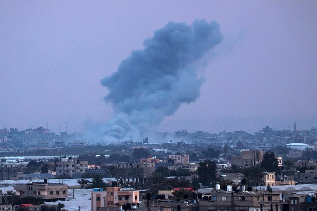 Dym unoszący się szpitalem Nassera w Khan Junis - widok z miasta Rafah /SAID KHATIB /East News