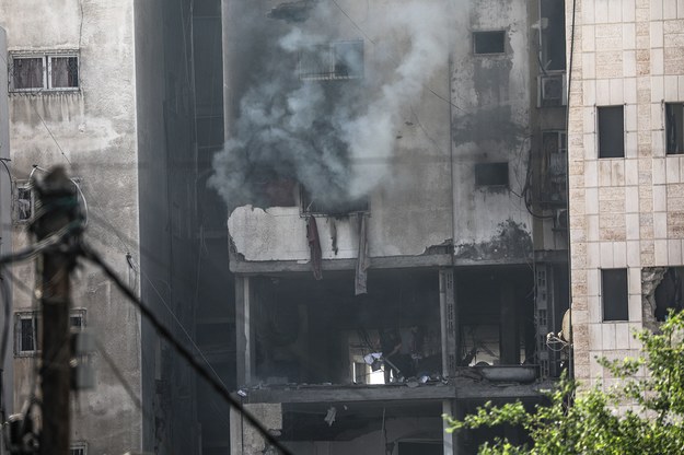 Dym unoszący się z budynku po izraelskich nalotach w Gazie /MOHAMMED SABER  /PAP